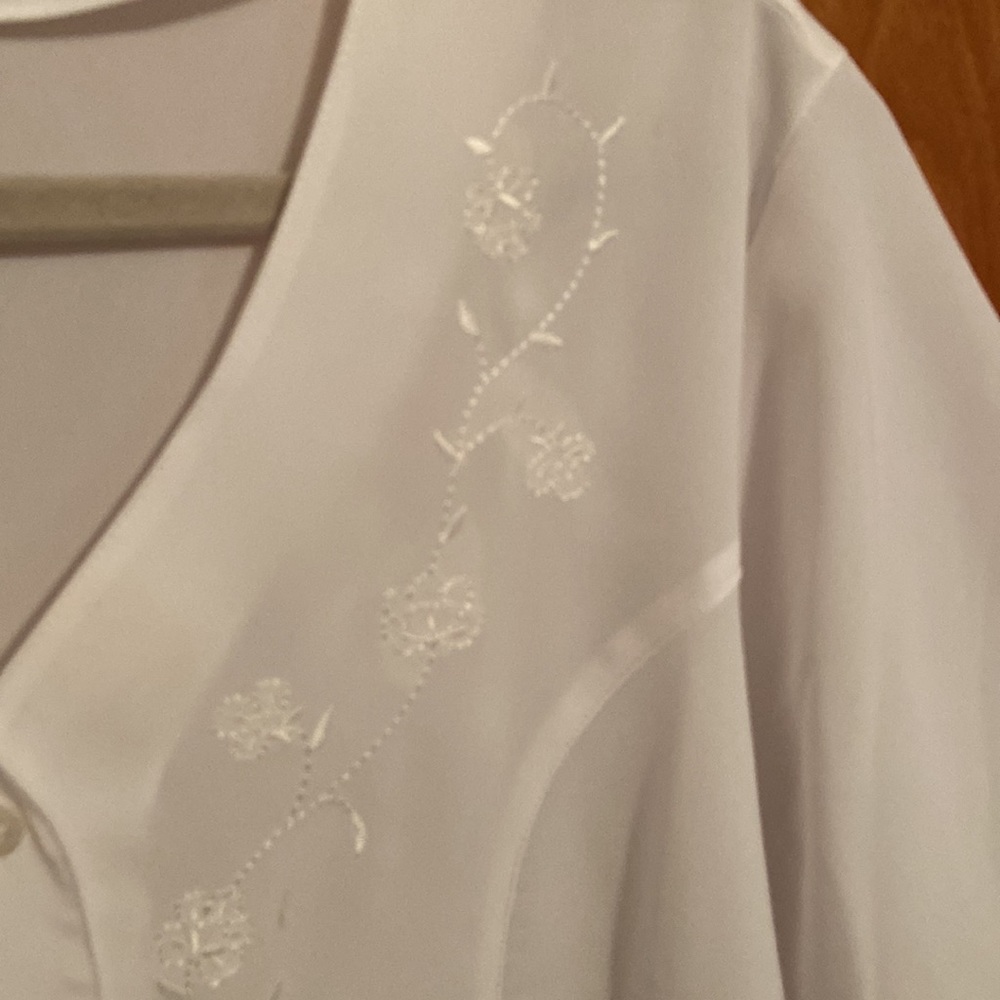 White blouse - Picture 3 of 4